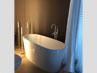 Kleines Badezimmer mit der freistehenden Badewanne Bellagio