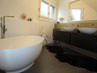 Kleines Badezimmer mit der freistehenden Badewanne Campione