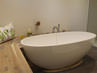 Kleines Badezimmer mit der freistehenden Badewanne Piemont