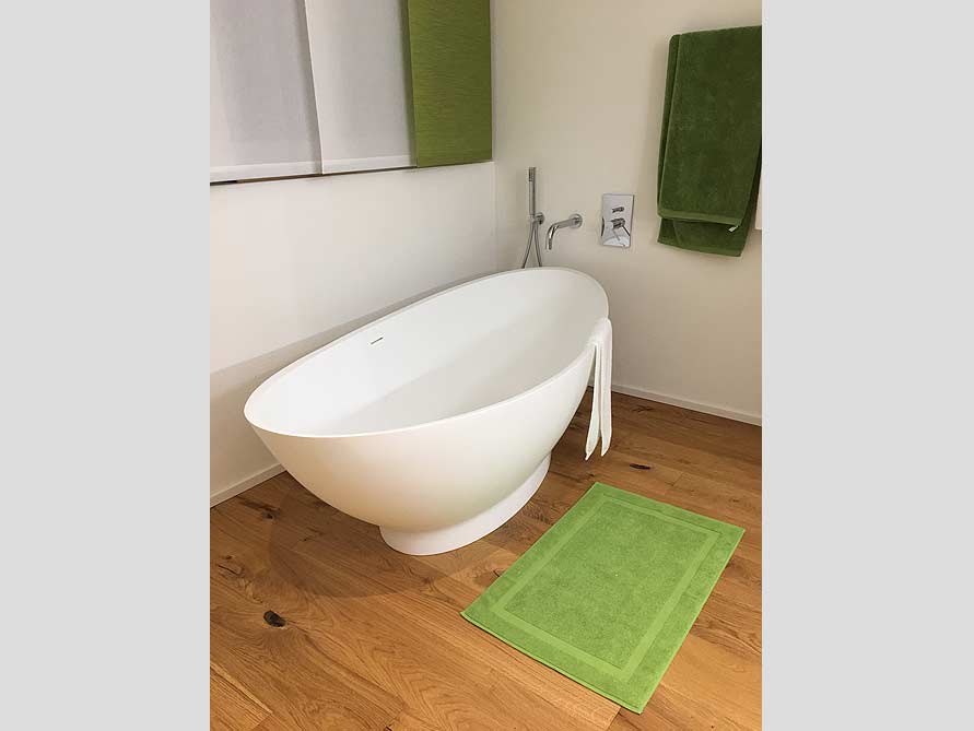 Bäder-Idee mit der freistehenden Badewanne Como